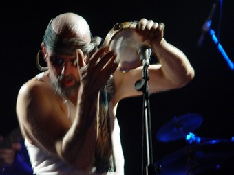 Větší verze po kliknutí. The Magic Band, 2004 (Highbury, The Garage, 28. června): John French (aka Drumbo) - bicí, zpěv