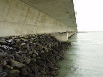 Větší verze po kliknutí. Prohlídka vodního díla v Holandsku, Oosterscheldekering; 20.8. 2008 (konference 4S/EASST, Rotterdam): pilíře bariéry