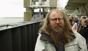 Větší verze po kliknutí. Prohlídka vodního díla v Holandsku, Oosterscheldekering; 20.8. 2008 (konference 4S/EASST, Rotterdam): na bariérách - fotí mne kolega Jenda Paleček