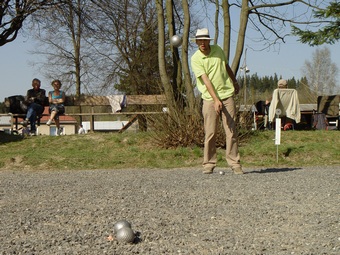 Větší verze po kliknutí. Turnaj dvojic v petanque