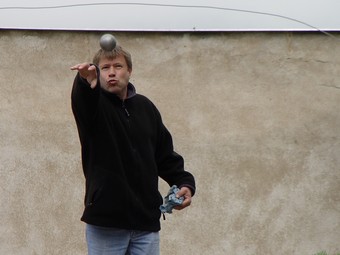 Větší verze po kliknutí. Turnaj v petanque regionálního kola Mistrovství ČR trojic (Vojnův Městec, 6. června 2009)
