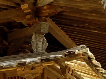 Větší verze po kliknutí. Chrámový komplex Horyu-ji poblíž Nary - detail střechy, Japonsko (3. září 2010)