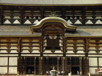 Větší verze po kliknutí. Nara - Todai-ji, Palác velkého Buddhy (daibutsuden) - průčelí; Japonsko (3. září 2010)