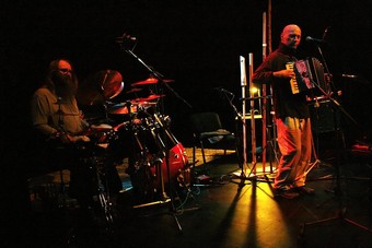 Větší verze po kliknutí. Noční pták při koncertě v Klubu Paderewski, Karlovy Vary (8. února 2012)
