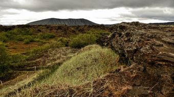 Větší verze po kliknutí. Island: Okolí jezera Mývatn (Dimmuborgir - pohled na Hverfjall)