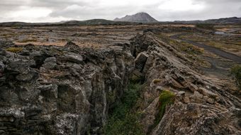Větší verze po kliknutí. Island: Okolí jezera Mývatn (Grjotagjá)