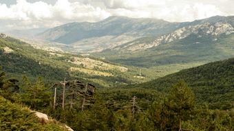 Větší verze po kliknutí. Korsika 2013: oblast Porto - pohled do kraje Niolo od průsmyku Col de Verghio