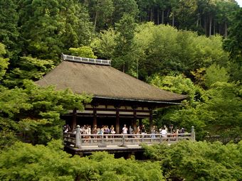 Větší verze po kliknutí. Kyoto, Japonsko (31. srpna 2010): pohled z terasy chrámu Kijomizu-dera
